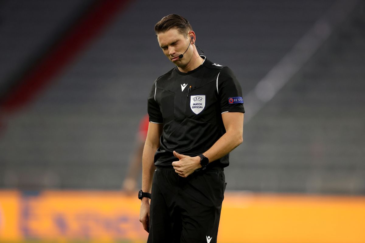 MUNICH, GERMANY - DECEMBER 09: Referee Sandro Schärer reacts during the UEFA Champions League Group A stage match between FC Bayern Muenchen and Lokomotiv Moskva at Allianz Arena on December 09, 2020 in Munich, Germany. (Photo by Alexander Hassenstein/Getty Images)