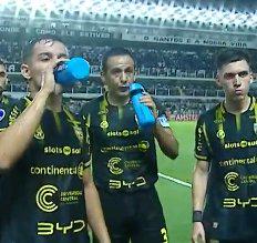 O cara ontem que jogou contra o santos KKKKKKK se juntar o elenco todo do time não dá a idade dele