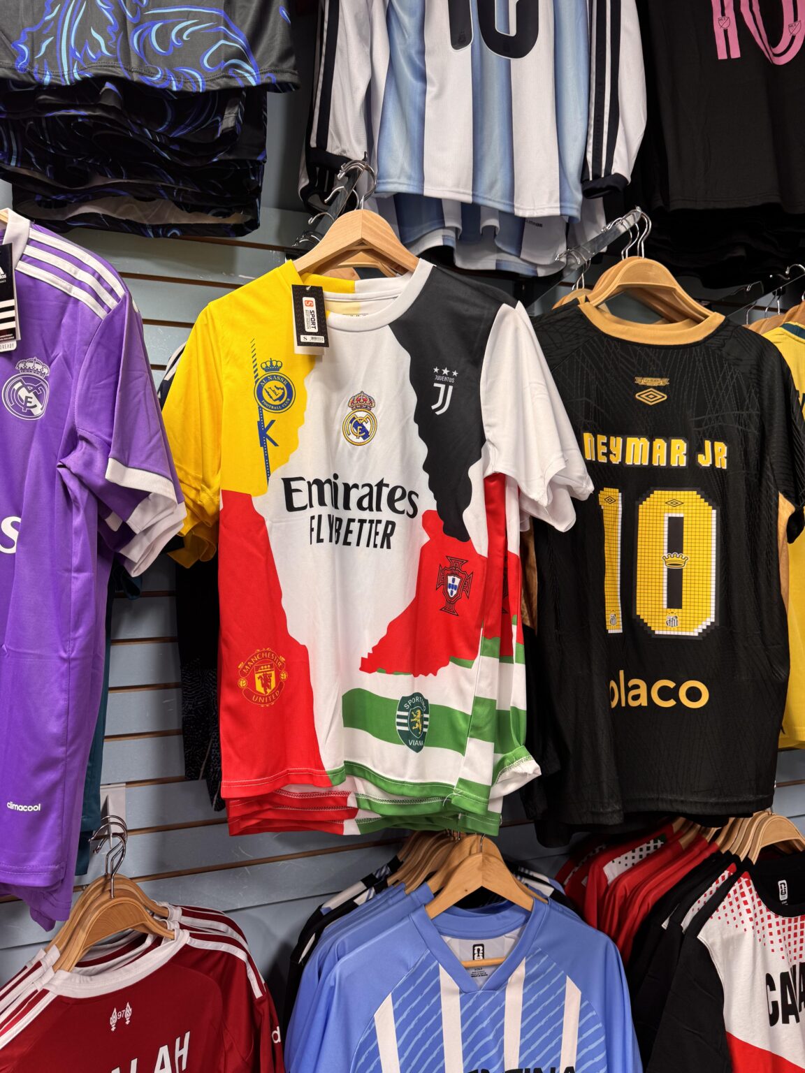 Entretanto numa loja de futebol nos Estados Unidos... Algum adepto do Sporting de Viana? 😎