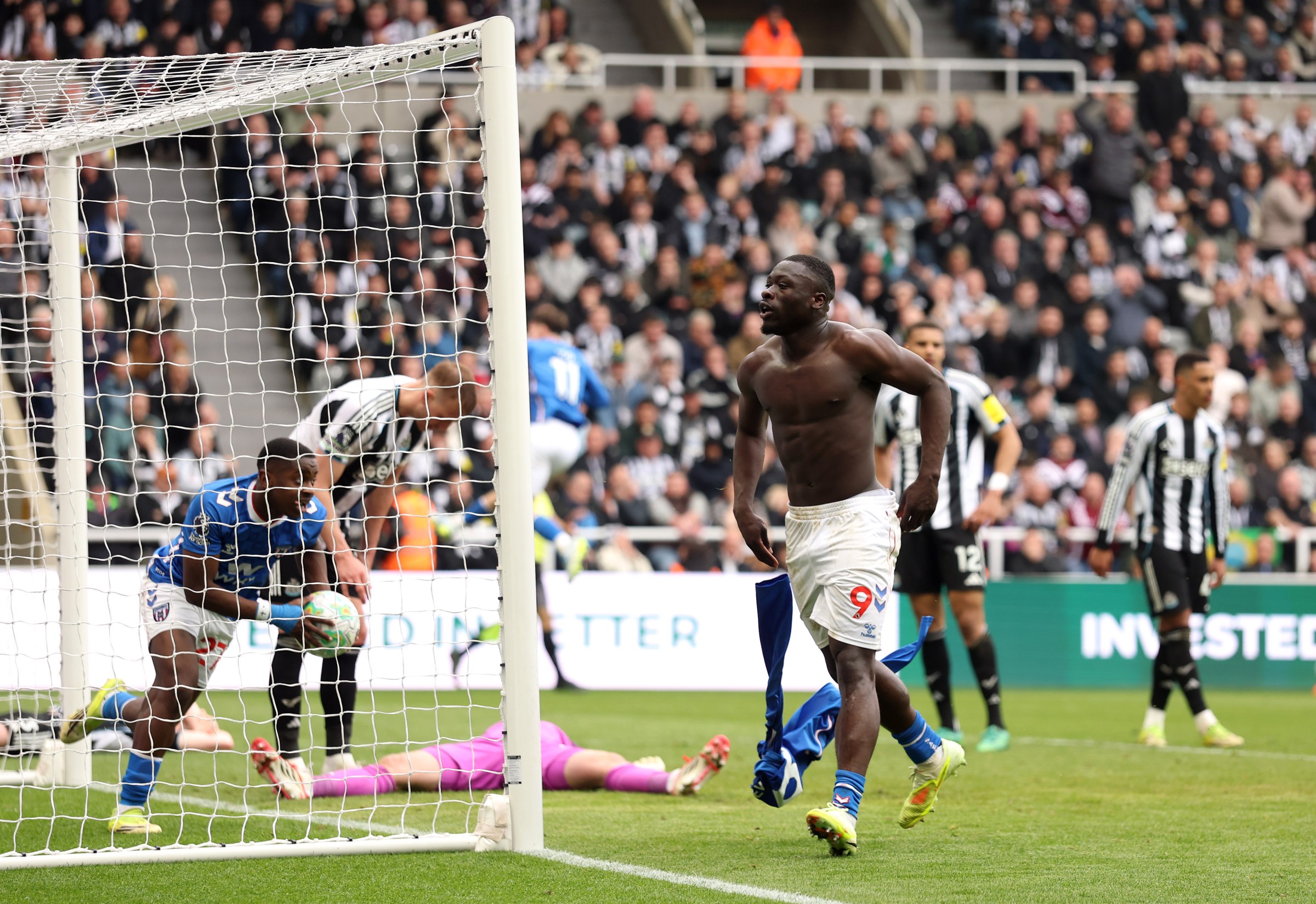 NEWCASTLE UPON TYNE, ENGLAND - MARCH 22: Brian Brobbey of Sunderland celebrates scoring his team’s second goal during the Premier League match between Newcastle United and Sunderland at St James’ Park on March 22, 2026 in Newcastle upon Tyne, England. (Photo by Carl Recine/Getty Images)