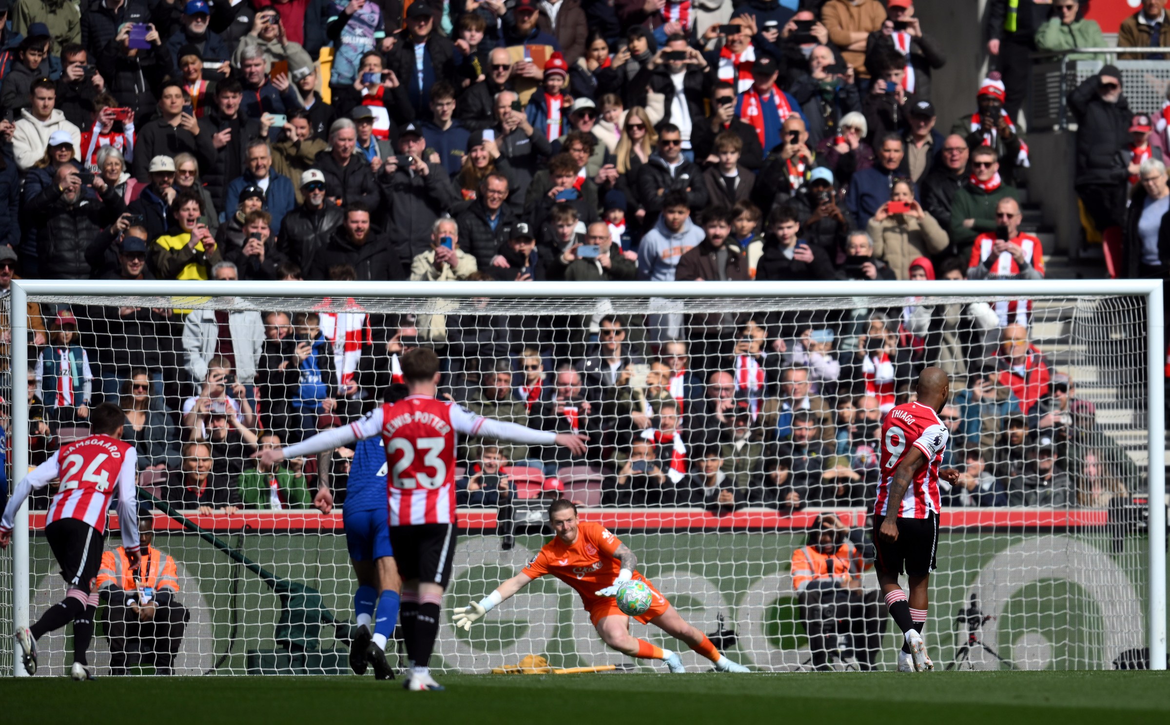 Igor Thiago of Brentford scores his team’s first goal. (Getty Images)