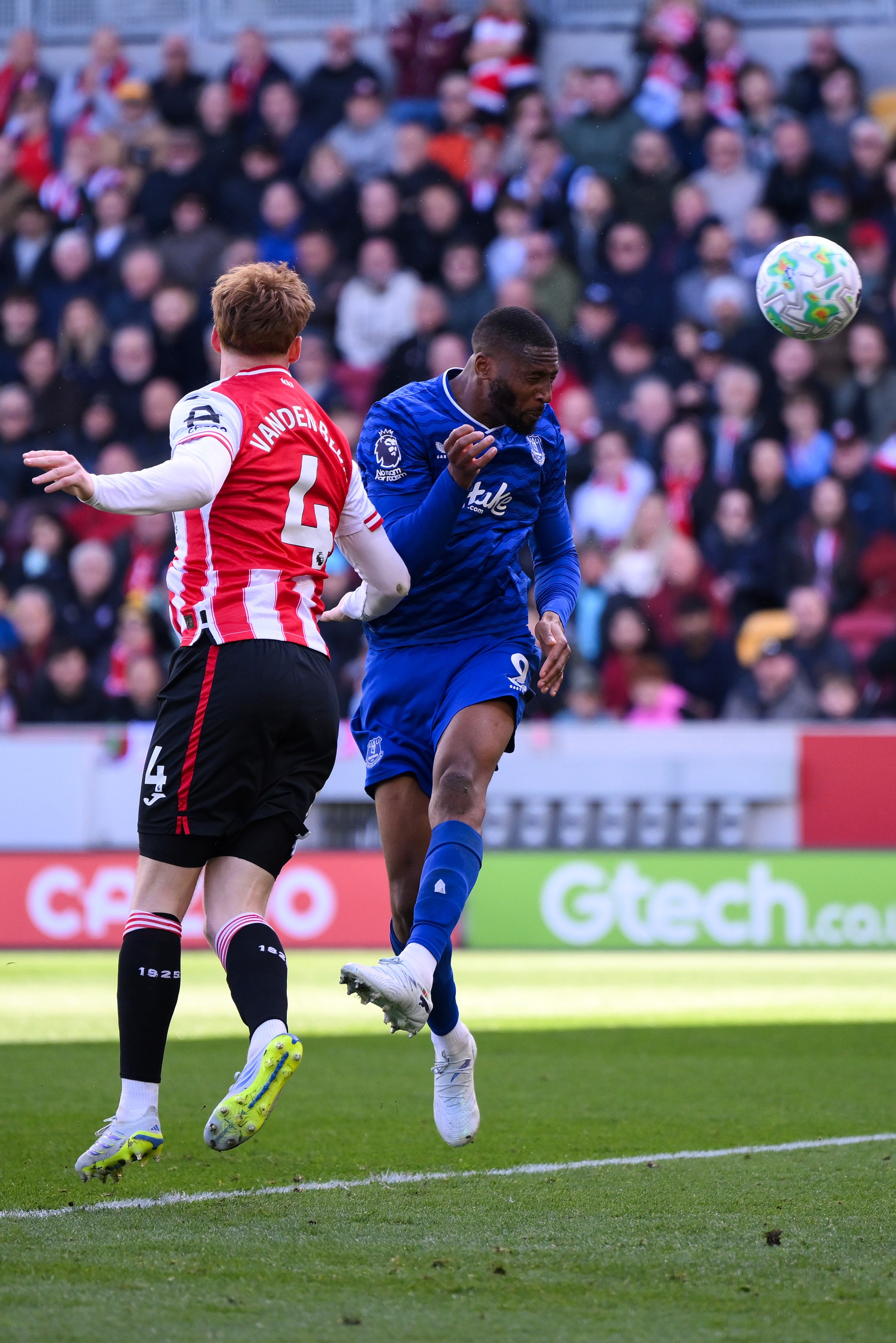 Beto of Everton scores his team’s first goal. (Getty Images)