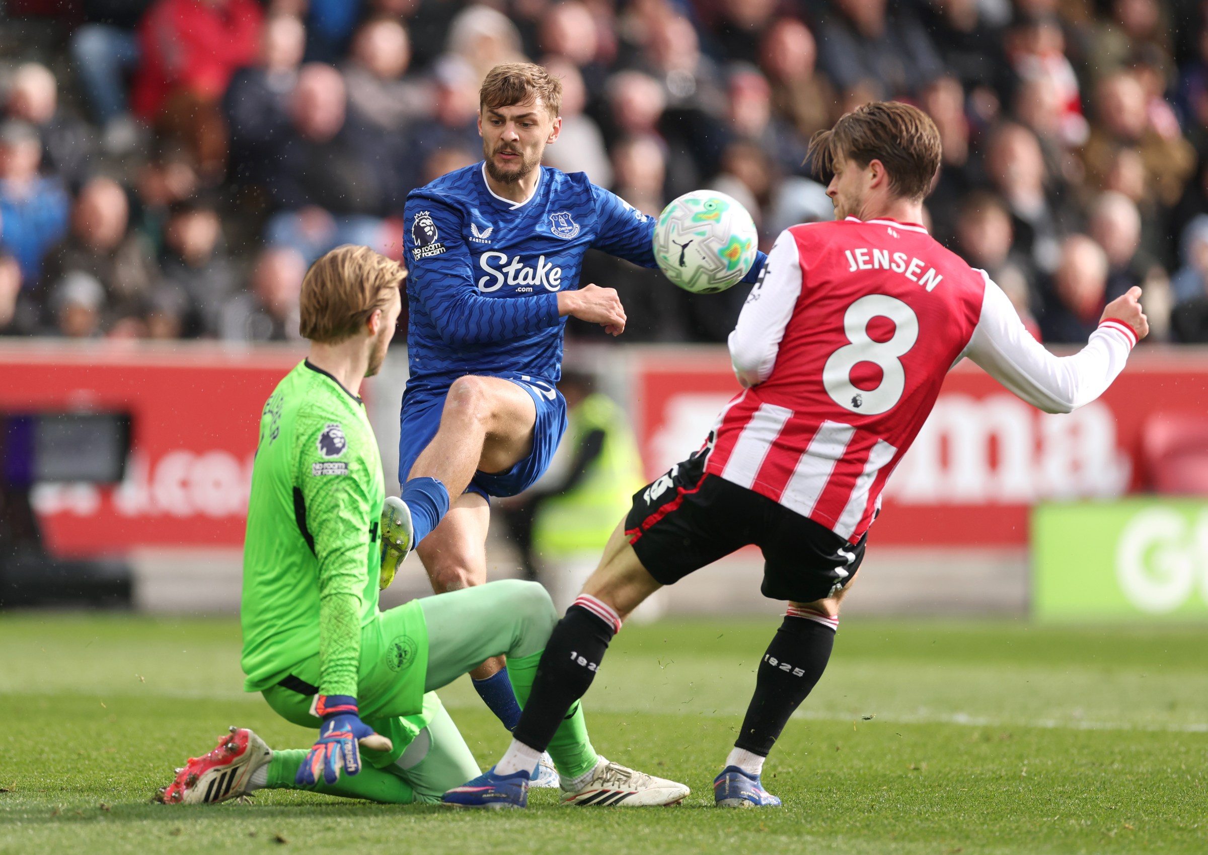 Kiernan Dewsbury-Hall of Everton has a shot blocked by Caoimhin Kelleher. (Getty Images)