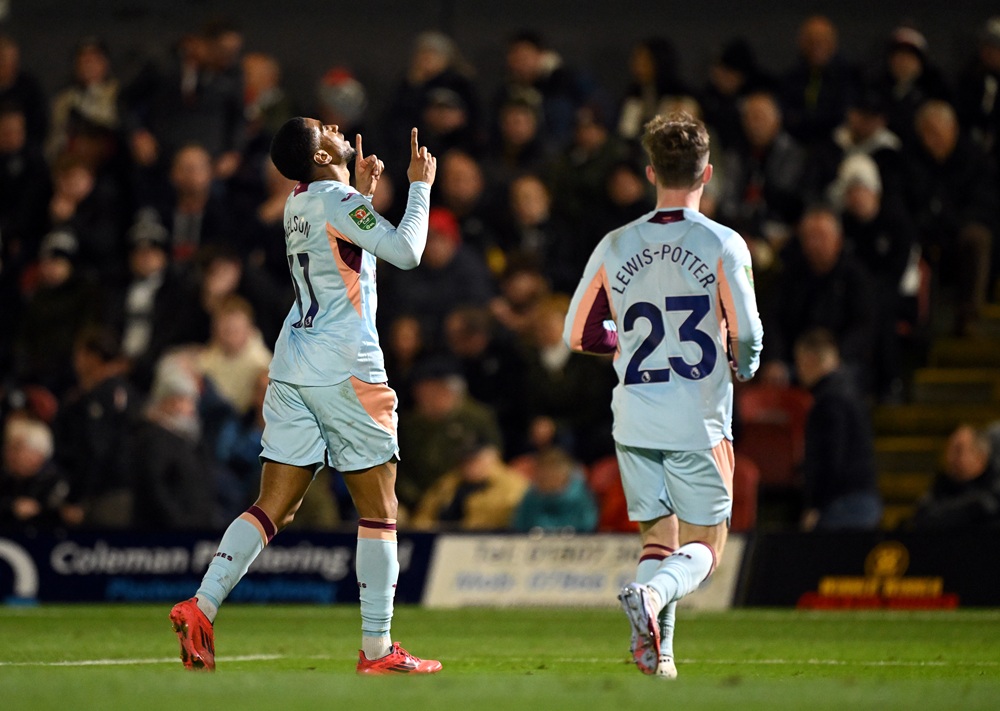 GRIMSBY, ENGLAND: Reiss Nelson of Brentford (L) celebrates scoring his team's third goal during the Carabao Cup Fourth Round match between Grimsby Town and Brentford at Blundell Park on October 28, 2025. (Photo by Clive Mason/Getty Images)