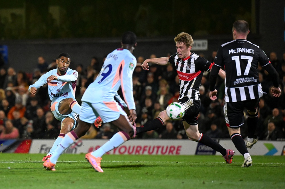 GRIMSBY, ENGLAND: Reiss Nelson of Brentford scores his team's third goal during the Carabao Cup Fourth Round match between Grimsby Town and Brentford at Blundell Park on October 28, 2025. (Photo by Clive Mason/Getty Images)