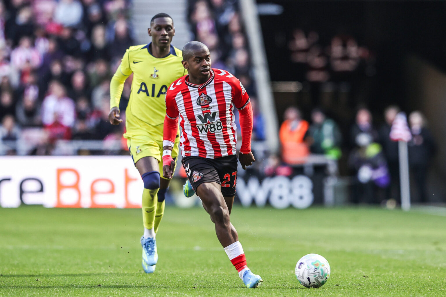 Manchester United lead race for Premier League destroyer