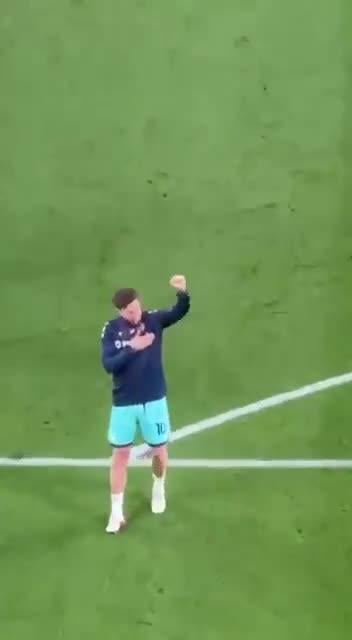 Bernardeschi with the fans before the game ❤️🏳️🏴