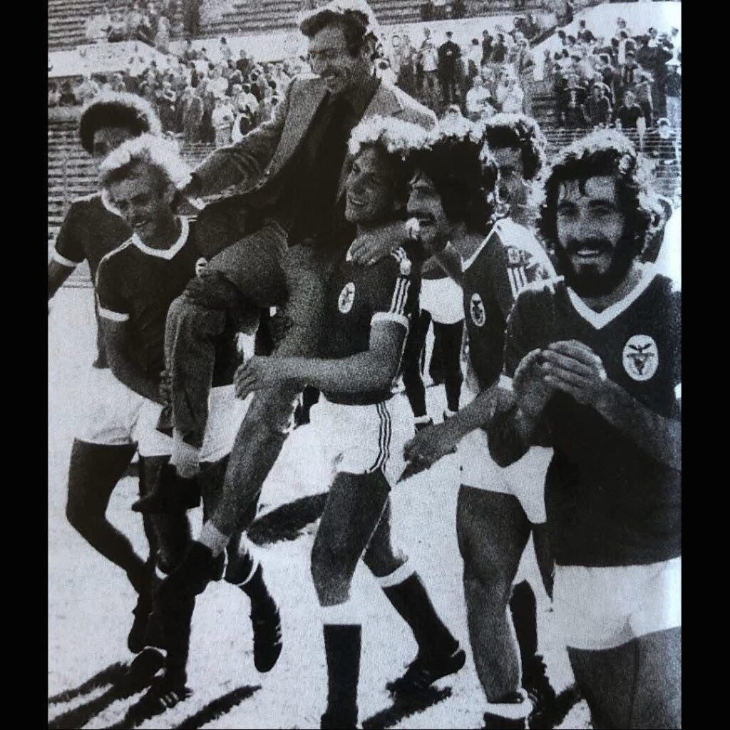 O técnico John Mortimore levado em ombros por Artur e Eurico, com Chalana em destaque no lado direito, na festa do título do Benfica em 1976/77.
