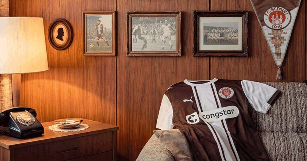 Hommage an die 70er-Jahre: Im Sondertrikot gegen Bayern