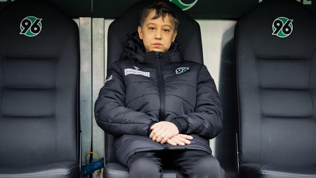 "Zur Zeit gibt es keine Leber": 14-Jähriger 96-Fan wartet auf lebensrettende Organspende und erfüllt sich Herzenswunsch als Balljunge