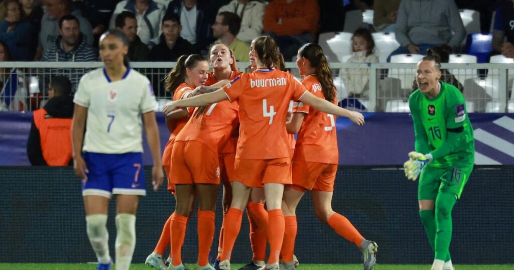 Oranje Leeuwinnen knokken zich naar belangrijk gelijkspel in Frankrijk en zetten grote stap richting WK
