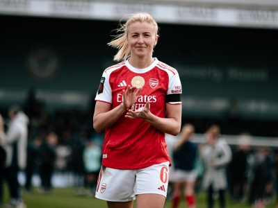 Leah Williamson signs new Arsenal contract