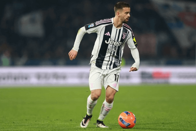 Luciano Spalletti was furious with Zhegrova after the game

The coach blames him for a lack of tactical discipline, inconsistencies in his movements and his laziness. Juventus is already starting to test the waters to find a different winger profile on the market | Reported by Romeo Agresti