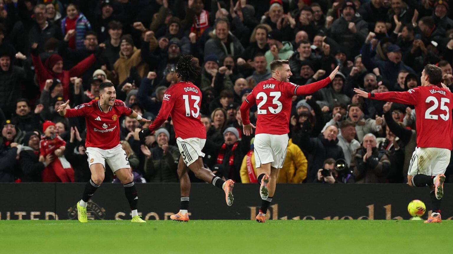 Aston Villa storm into race to sign £120k-a-week star who's now pushing to leave Man Utd