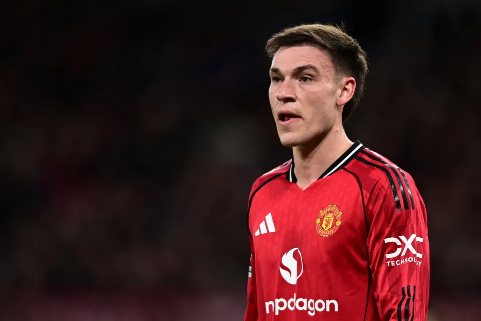 Manuel Ugarte in action for Manchester United