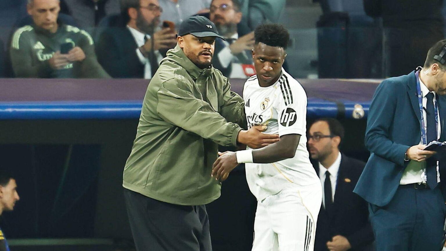 Bayern-Trainer Kompany spricht nach Umarmung über Vinicius Junior: "Ich finde, Vini muss bleiben, wie er ist [...] man braucht manchmal diese Spieler, die anders sind. Das war Franck Ribery einmal für Bayern München und man darf da eine Meinung haben. Aber man darf nicht über eine Grenze gehen."