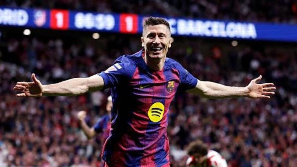 [Roger Torello] Lewandowski already has the renewal offer from Barça on the table and will give his response by the end of the month.