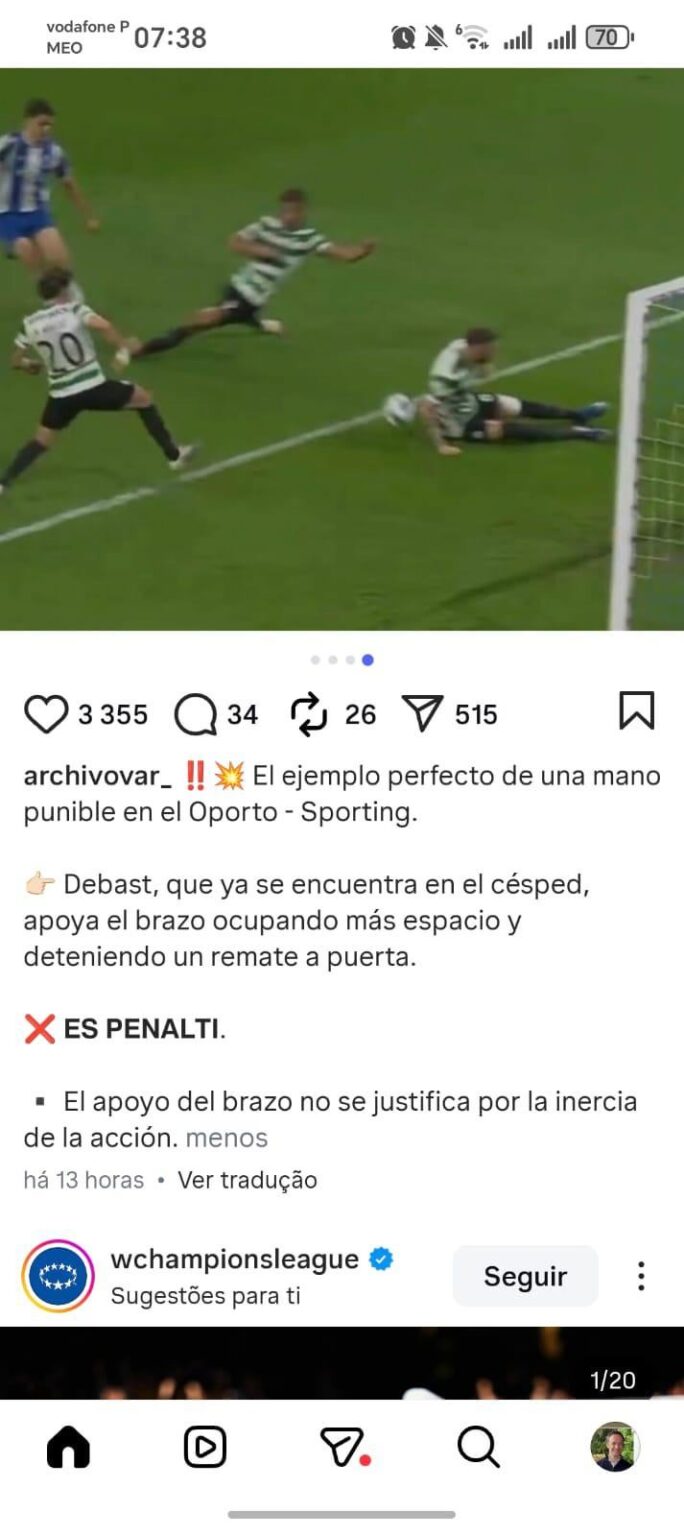 Só mesmo o árbitro e o VAR é que acharam que alguém que está sentado no chão precisa de um braço de apoio…