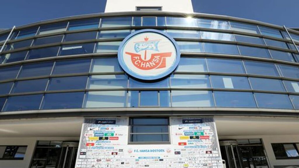 Hansa Rostock fischt nach Weltrekord: Hansa Rostock plant ein 38 Meter langes Fischbrötchen. Ab der Stadionöffnung um 12 Uhr werden die einzelnen Portionen an den Cateringständen sowie auf dem Nordvorplatz verkauft.