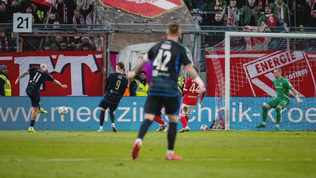 Ausraster in der 3. Liga: Im Video: Duisburg-Fan geht auf Schiedsrichter los