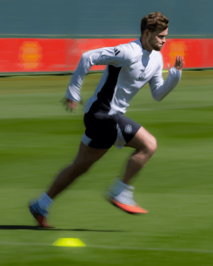 [@ManUtd] De Ligt continues rehab: De Ligt is working on the grass doing some individual training.