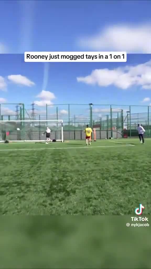 Wayne Rooney wins a 1v1 situation.