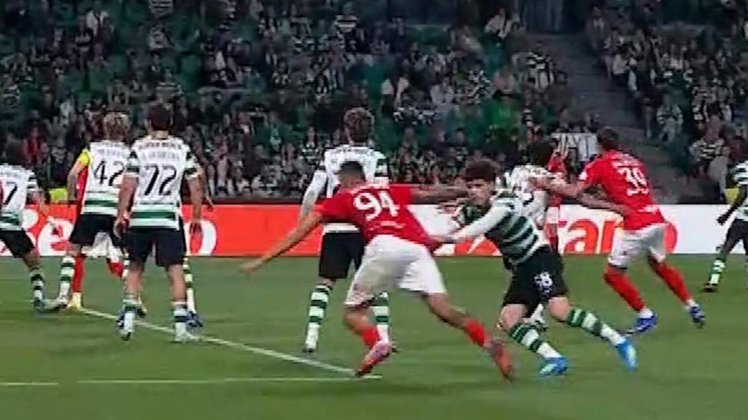 Comparem este lance com o do Gabri Veiga em Braga