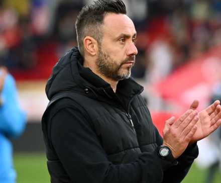 Roberto De Zerbi claps supporters