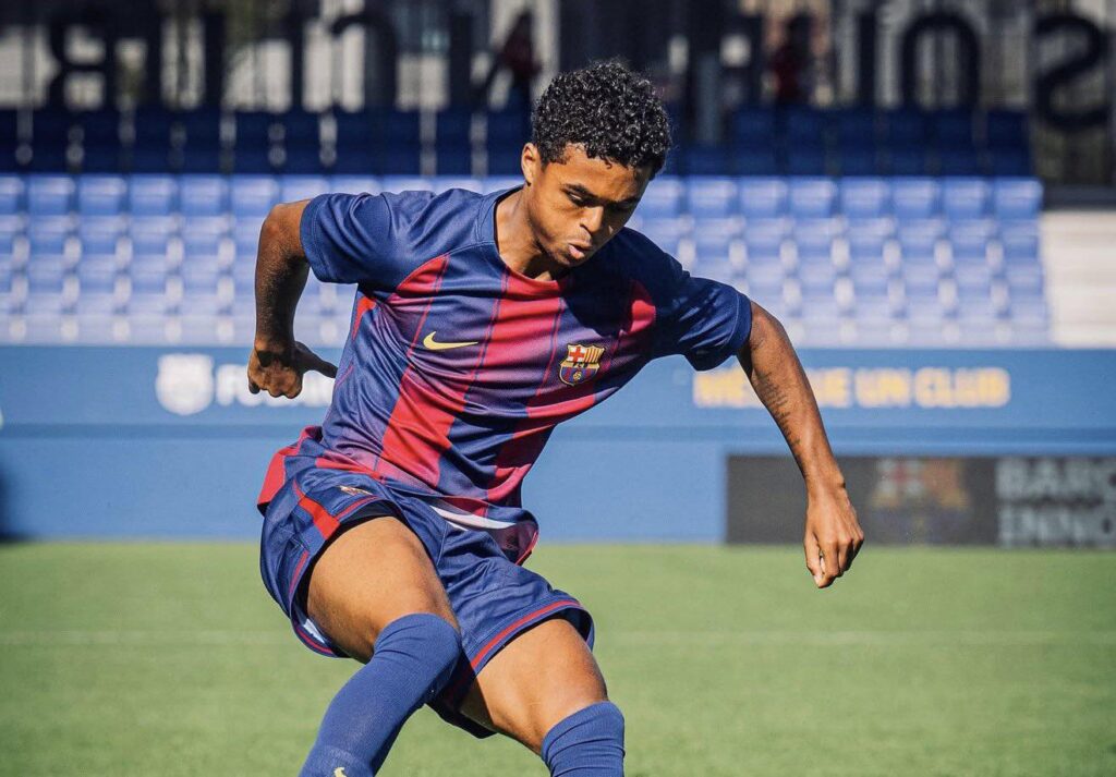 Shane Kluivert has signed a new deal at Barcelona until June 2028