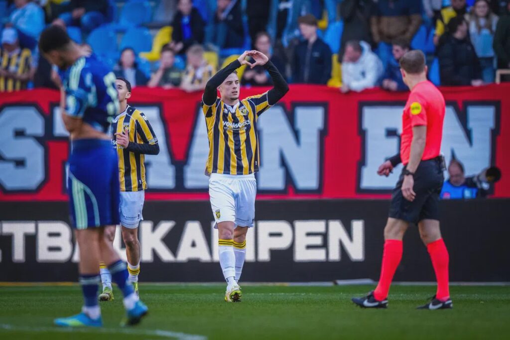 Vitesse verpulvert Jong Ajax en kruipt naar laatste achterpoort richting promotie