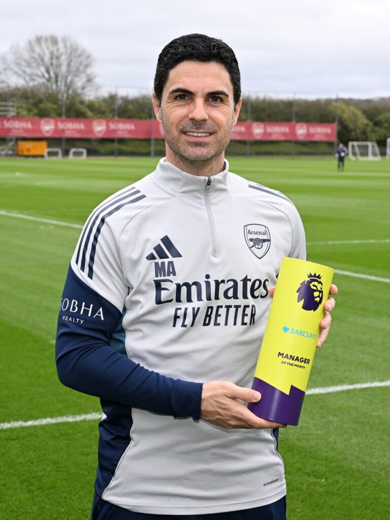Mikel with his Premier League Manager of the Month award 🤩