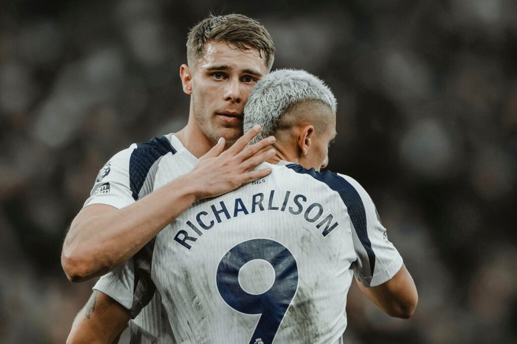 Micky van de Ven Richarlison Tottenham