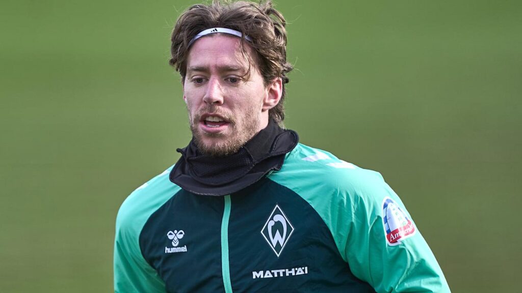 Werder-Profi Mitchell Weiser muss nach Kritik an Vereinsführung zum Rapport - Clemens Fritz: "Wir saßen vor ein paar Wochen zusammen, hatten ein gutes, sehr offenes und ehrliches Gespräch. Für mich sind die Aussagen etwas unverständlich. Das werden wir intern aufarbeiten."