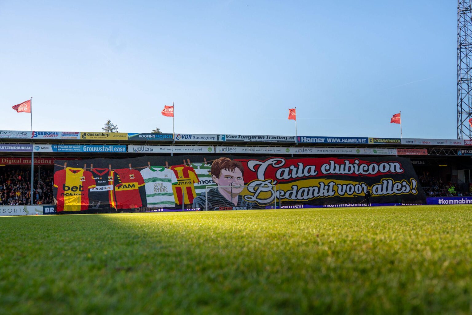 Spandoek van Go Ahead Eagles als eerbetoon aan wasvrouw Carla, die na 27 jaar bij de club met pensioen gaat.