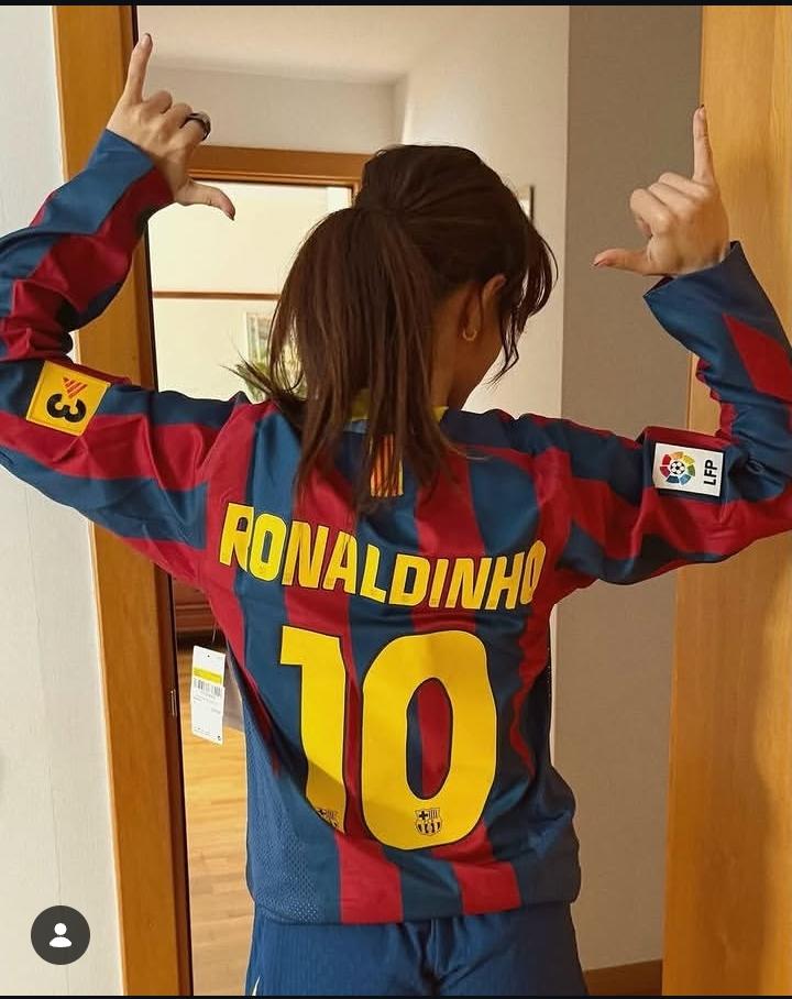 Aitana wearing Ronaldinho's re-released 2005/06 shirt