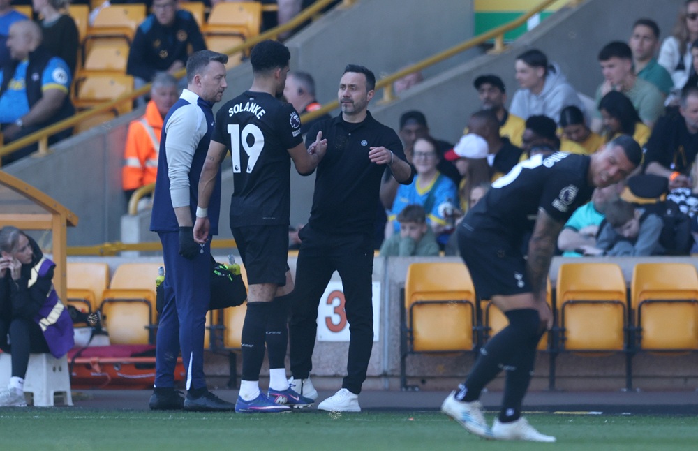 Dominic Solanke of Tottenham Hotspur interacts with Roberto De Zerbi, Manager of Tottenham Hotspur, as he leaves the pitch with a injury during the Premier League match between Wolverhampton Wanderers and Tottenham Hotspur at Molineux on April 25, 2026 in Wolverhampton, England. (Photo by Michael Steele/Getty Images)