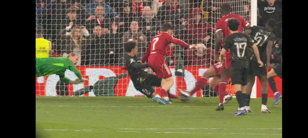 Last-ditch defending from Marquinhos to deny Liverpool a goal at 31st minute QF second leg Liverpool vs PSG
