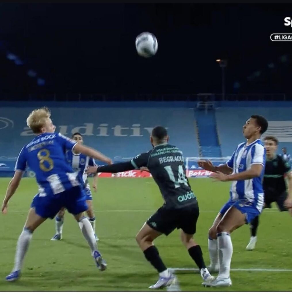 Esperavam-se 12 minutos de análise para este lance mas em 30 segundos ficou concluído que o Alberto pisa o relvado do António Coimbra da Mota