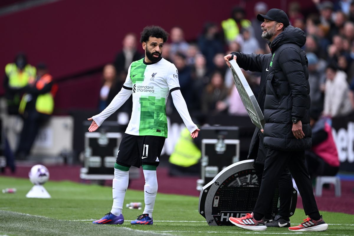 Mohamed Salah of Liverpool argues with Jurgen Klopp, Manager of Liverpool on the touch line ahead of a substitution during the Premier League match between West Ham United and Liverpool FC at London Stadium on April 27, 2024 in London, England. 