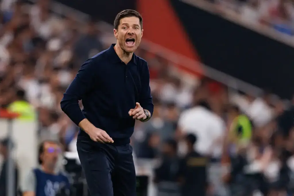 Xabi Alonso "stalling" Chelsea move in case of Liverpool opening