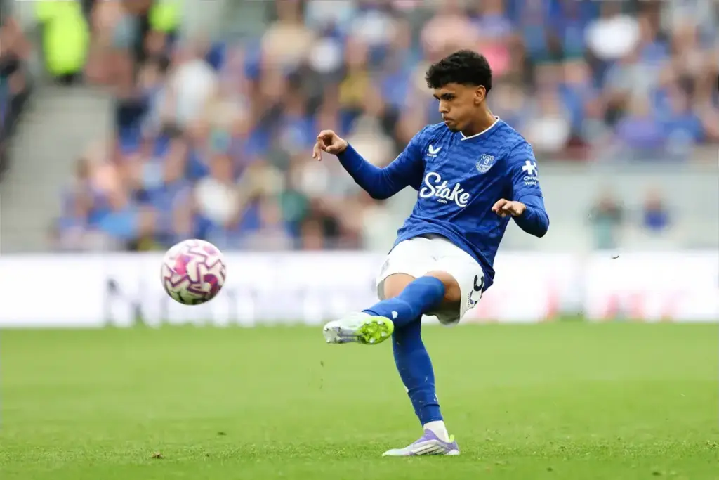 Adam Aznou: Is David Moyes freezing out Everton’s €9m star? - Read Everton F.C.