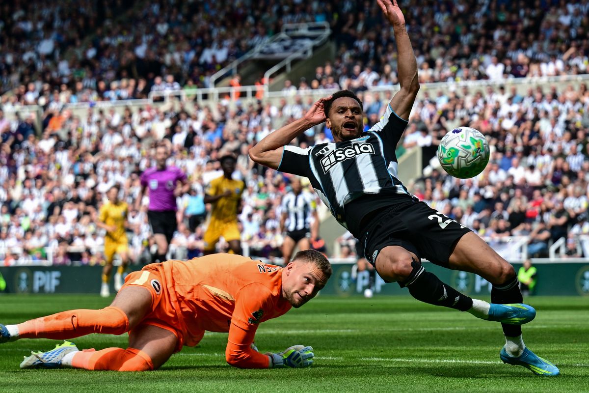 Jacob Murphy of Newcastle United goes around goalkeeper Brighton & Hove Albion goalkeeper Bart Verbruggen