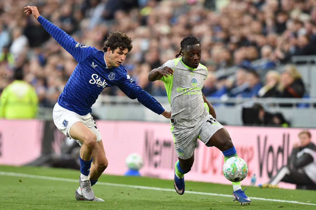 Merlin Rohl up against Jeremy Doku during Everton's Premier League game against Manchester City
