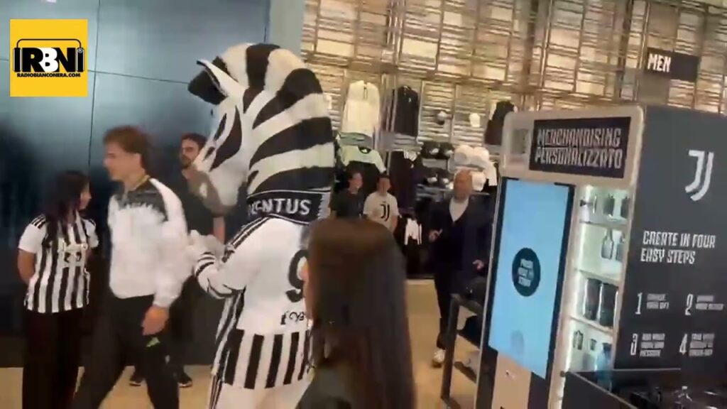 Yildiz, Koopmeiners e Pinsoglio allo Juve Store con i tifosi per presentare la maglia 2026-2027 Yildiz, Koopmeiners e Pinsoglio allo Juve Store con i tifosi per presentare la maglia 2026-2027