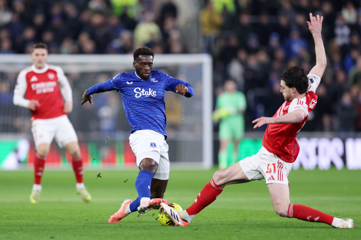 LIVERPOOL, ENGLAND - DECEMBER 20: Declan Rice of Arsenal is battles for possession with Tim Iroegbunam of Everton during the Premier League match between Everton and Arsenal at Hill Dickinson Stadium on December 20, 2025 in Liverpool, England. (Photo by Alex Livesey/Getty Images)