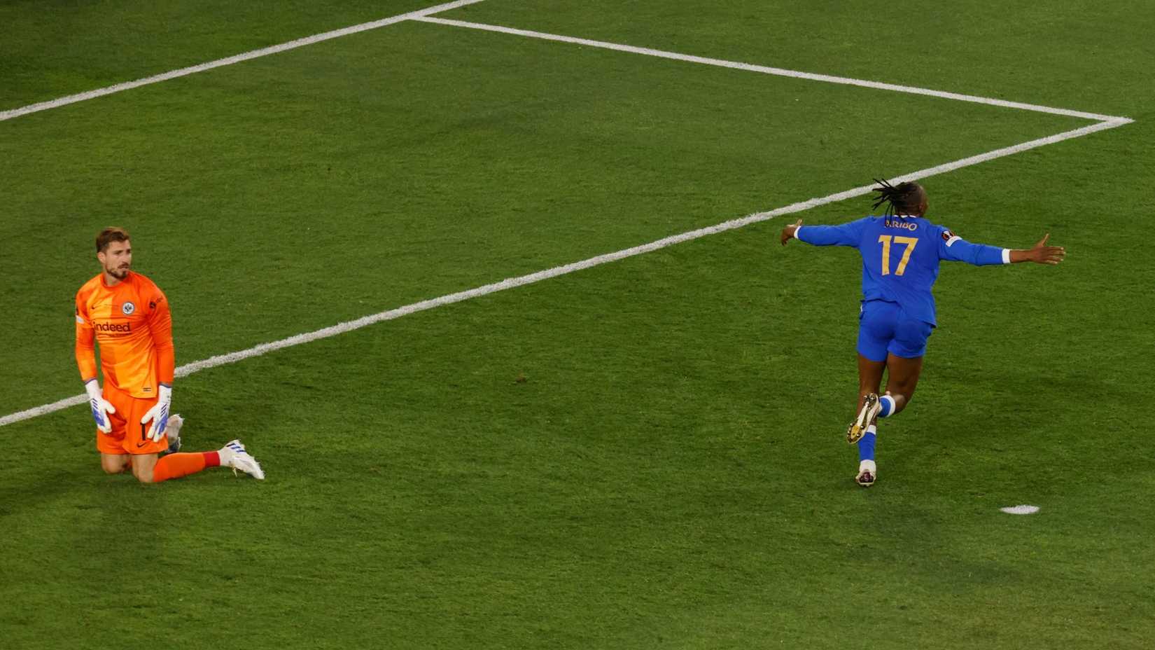 Joe Aribo scores for Rangers in the 2022 Europa League final