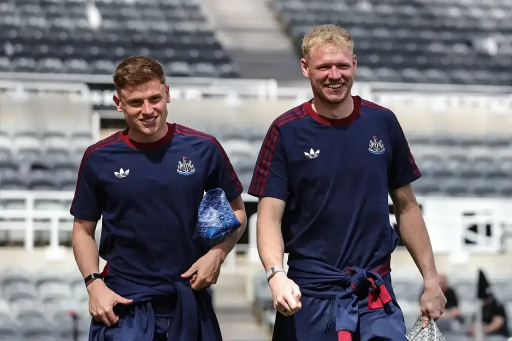GALLERY: Sunglasses on – returning Newcastle United ace dubbed ‘cool dude’ as teammates arrive at St James’ Park - Read Newcastle F.C.