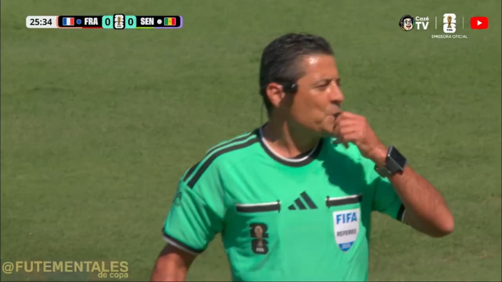 O árbitro Alireza Faghani acabou de liberar tomar uma, oficialmente já pode