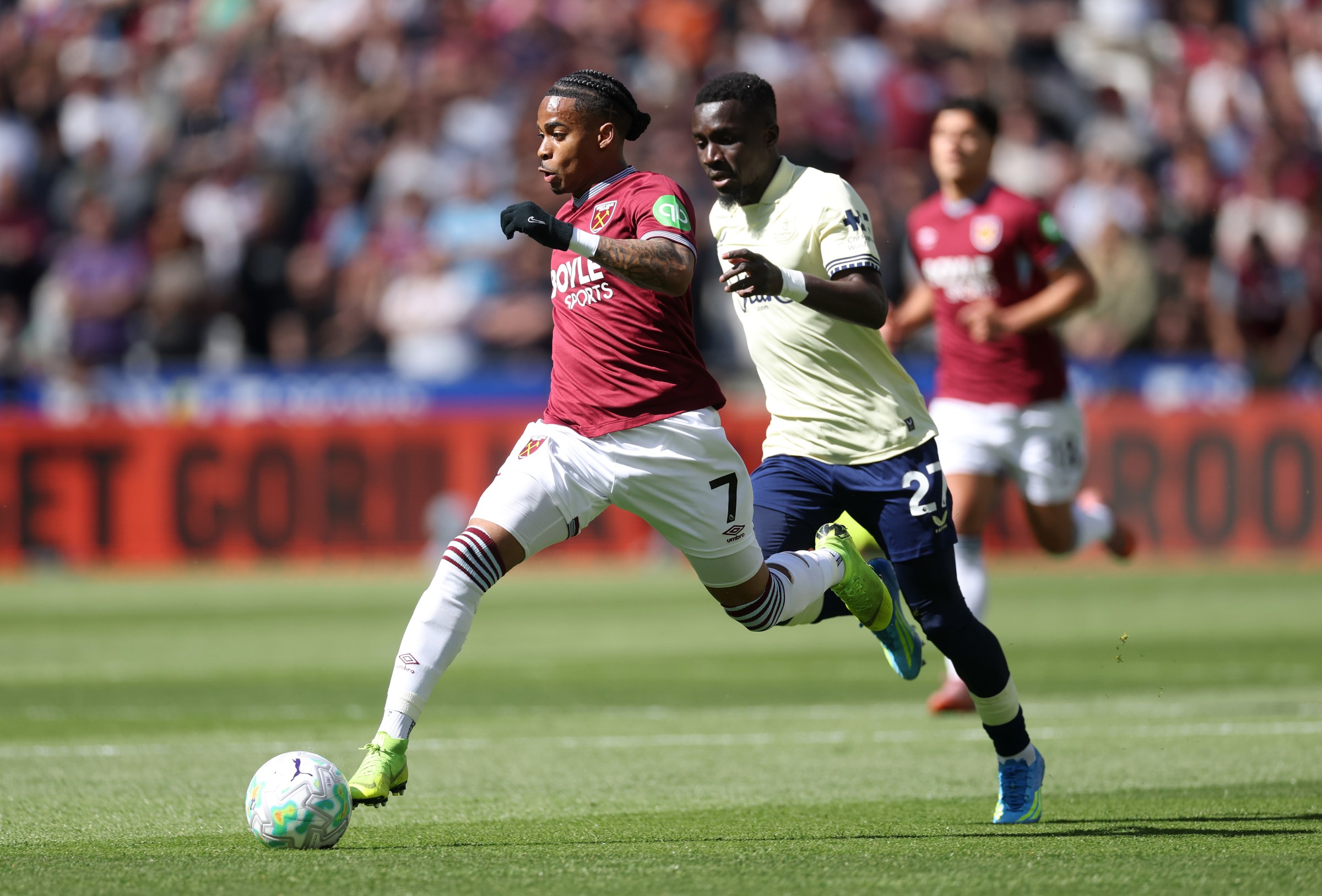 Crysencio Summerville of West Ham United runs with the ball while under pressure from Idrissa Gueye. (Getty Images)