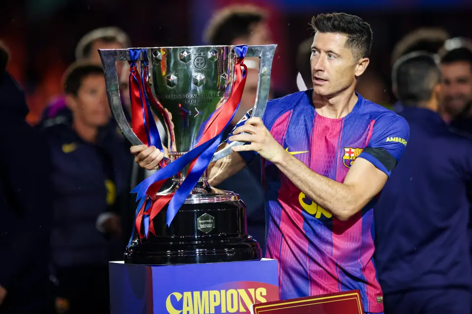 Robert Lewandowsi with the LaLiga trophy